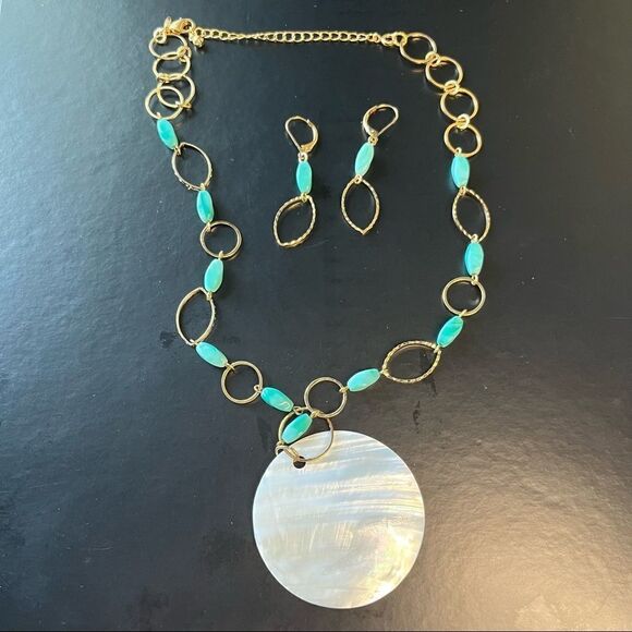 Avon GoldTone Link Necklace Earrings Green Oval Stones White Pearlescent Pendant - Picture 1 of 10